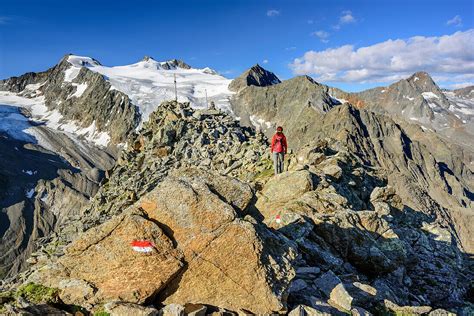 Frau Beim Wandern Steigt Zu Gro Er Bild Kaufen Image