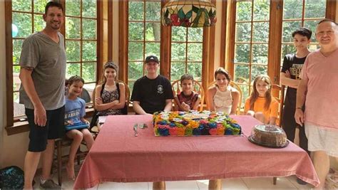 Pareja Gay Celebra Aniversario Como Padres Adoptivos De Seis Hermanos Y Hermanas Escandala