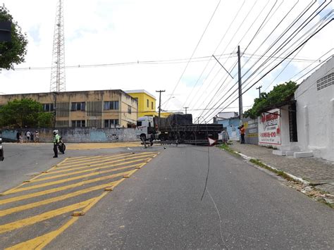 Caminh O Bate Derruba Poste E Danifica Fia O No Bairro De Tambi Em