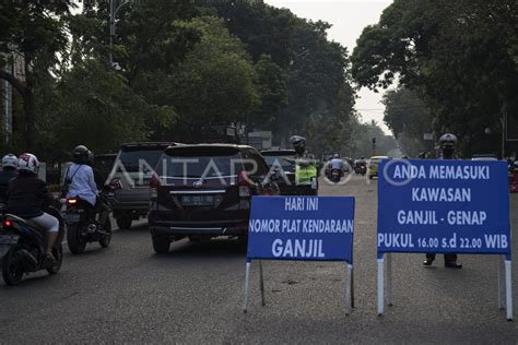 PEMBERLAKUAN GANJIL GENAP DI PALEMBANG ANTARA Foto