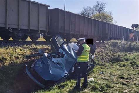 Krok od tragedii na przejeździe kolejowym Kierowca forda zabrany do