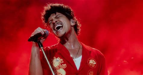 F S De Bruno Mars Acampam Para Comprar Ingressos De Show