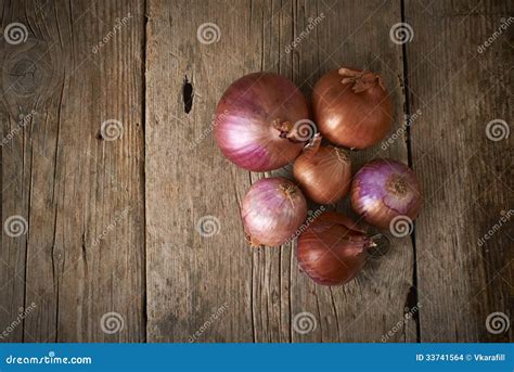 Cebolas Roxas Na Tabela De Madeira Foto De Stock Imagem De Planta