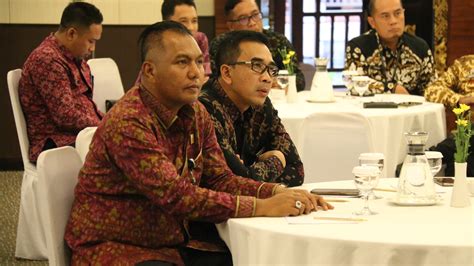 TETAPKAN RESOLUSI BERSAMA KAKANWIL KEMENKUMHAM BALI TUTUP RAPAT