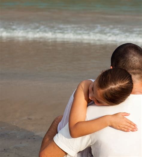 Hija Y Padre Abraz Ndose En La Playa Foto Premium