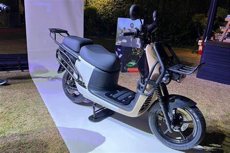 India Made Gogoro Crossover Gx Electric Scooter Unveiled Battery