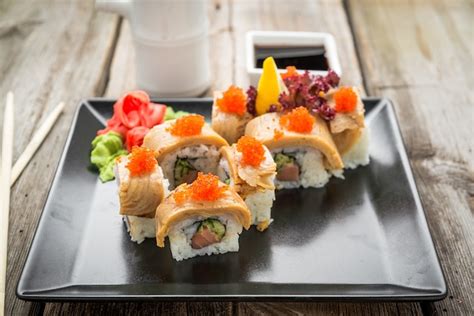 Rainbow sushi roll con salmón anguila atún aguacate langostino real