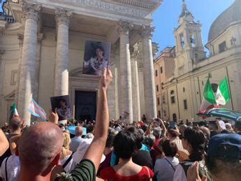 Michela Murgia Folla Ai Funerali A Roma Lungo Applauso Per L Ultimo