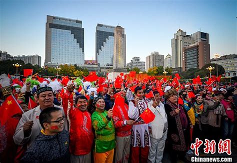 乌鲁木齐民众挥舞国旗 庆祝新疆维吾尔自治区成立60周年庆祝乌鲁木齐市凤凰资讯