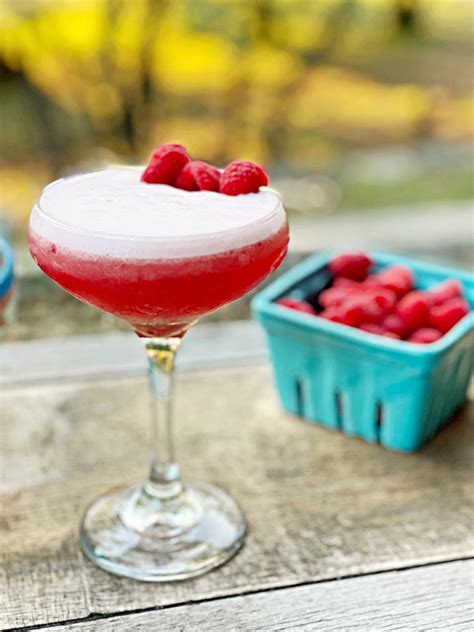 Clover Club Cocktail with Fresh Raspberries| A Classic Cocktail with 5 ...