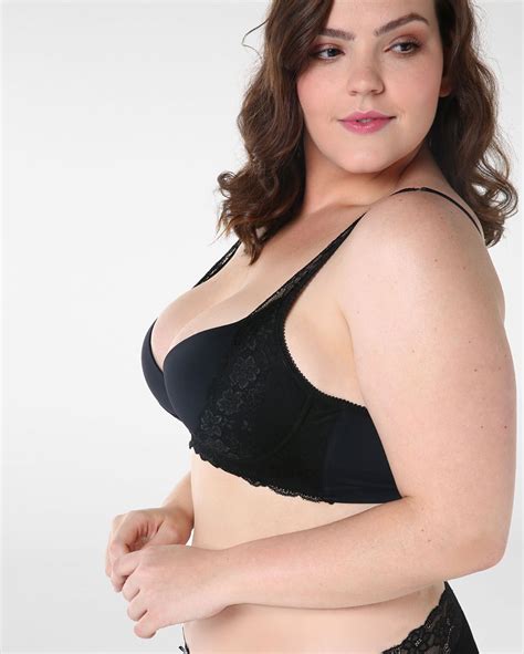 Riachuelo lança linha de lingerie plus size