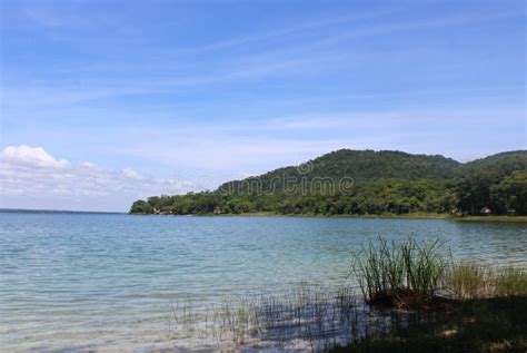 La Colline Des Crocodiles Et Le Lac Peten Itza El Remate Village. Photo ...