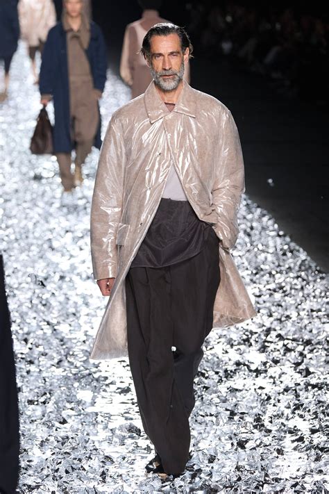 Dries Van Noten 2025春夏男裝系列The Swan Song Hommes Madame Figaro Hong Kong