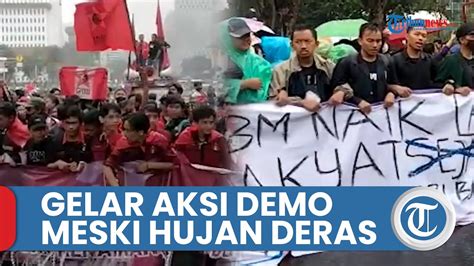 Diguyur Hujan Deras Massa Bem Si Lakukan Aksi Unjuk Rasa Di Patung