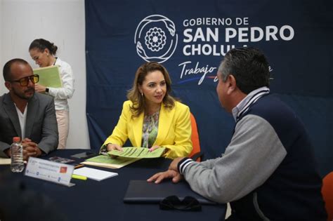 Paola Angón entrega 40 escrituras a familias de San Pedro Cholula