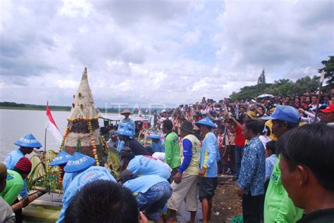 LARUNG SESAJI ANTARA Foto