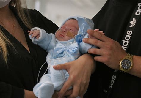 Nace El Primer Bebé De Una Madre Con El útero Trasplantado En El Hospital Clínic