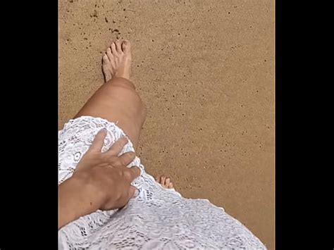 Fare pipì in bikini in spiaggia pubblica XVIDEOS
