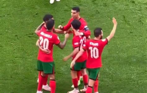 VÍdeo O Momento Entre Cristiano Ronaldo E João Cancelo Após O Golo De Portugal Que Está A Dar