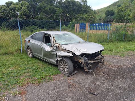 Acidente entre carro e caminhão deixa homem ferido na Via Dutra em