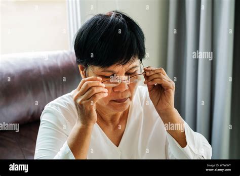 Femme Mature Portant Des Lunettes Banque De Photographies Et Dimages Haute R Solution Page