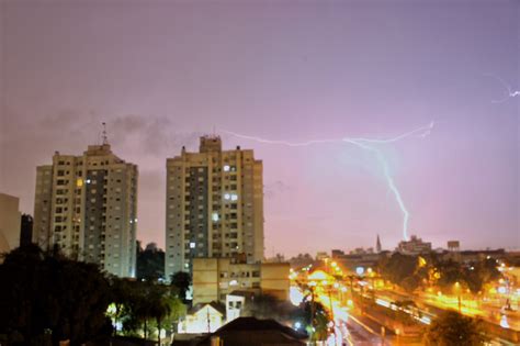 Pode ter chuva forte raios e granizo nas próximas horas em Canoas