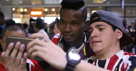 BLOG DO MANO NETO ESPORTE Maranhense jogador do São Paulo festeja