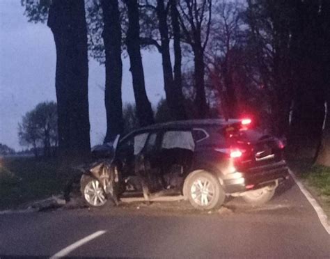 Miał blisko 2 promile alkoholu Uderzył w drzewo na prostej drodze