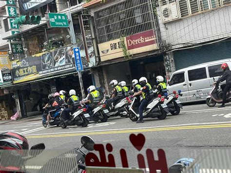 求騎士陰影！等紅燈被8台警車「包起來」 全場笑歪：大尾了啦 Ettoday車雲 Ettoday新聞雲