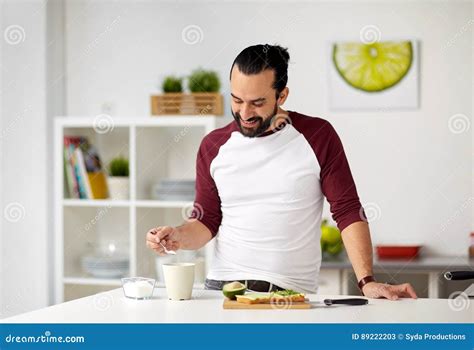 Sirva El Adici N Del Az Car A La Taza Para El Desayuno En Casa Imagen