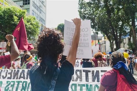 Manifestantes Protestan Contra El Gobierno Del Presidente Jair