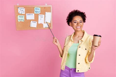 Foto De La Bella Joven Brunette Dama Punta De Tablero De Ropa De Ojos Camisa Amarilla Aislada En