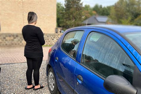 Man Verstopt Zich In Auto Van 22 Jarige Collega En Zet Haar Mes Op De