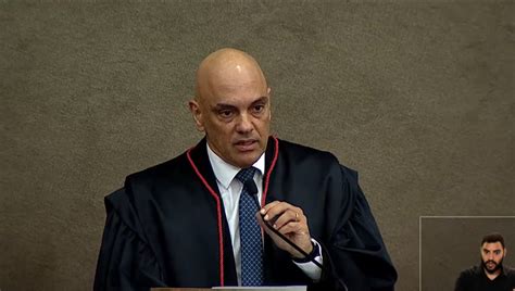 Moraes é aplaudido de pé ao defender eleições urnas e democracia