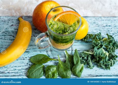 Smoothie Verde Hecho Con Espinaca Col Rizada El Kiwi Las Manzanas