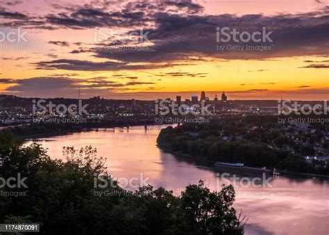 Sunrise Over The Cincinnati Skyline Stock Photo - Download Image Now - Cincinnati, Urban Skyline ...