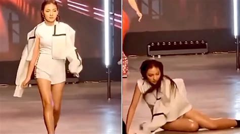 Model Fall Down A Female Model Slipped And Fell While Walking The Ramp