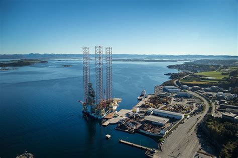 Video And Photos Worlds Largest Jack Up Rig Maersk Interceptor