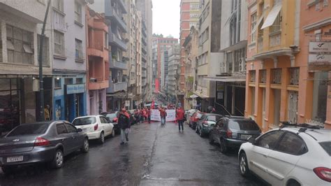 Manifestação interdita vias de Porto Alegre nesta terça dia 21