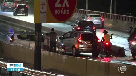 Vídeo Carro bate em mureta da ponte JK e roda na pista em Teresina