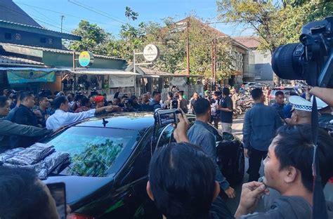 Jokowi Diserbu Warga Saat Blusukan Ke Pasar Cihapit Bandung Okezone News