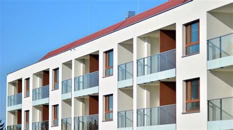 Un Edificio Con Techo Rojo Y Balcones Foto Premium