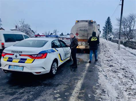 Поліція Прикарпаття зупинила дві вантажівки які незаконно перевозили