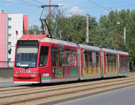 Eine Nürnberger Straßenbahn der Linie 5 überquert am 29 August 2012