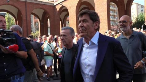 Addio Toto Cutugno Gianni Morandi E Pupo Arrivano In Chiesa Per L