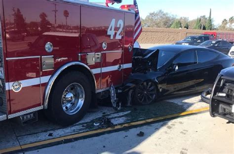 Tesla Model S choca contra un camión de bomberos según el conductor en