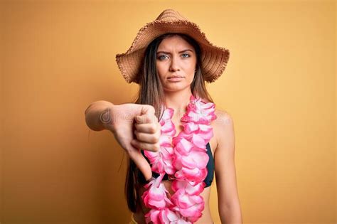 Joven Hermosa Mujer Con Ojos Azules En Vacaciones Vistiendo Bikini Y Hawaiana Lei Luciendo