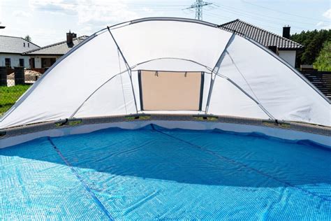 Comment hiverner une piscine avec un abri Rénover Durable