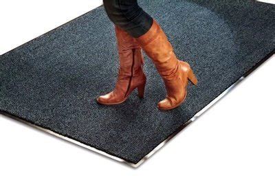 Грязезащитные коврики: особенности аренды