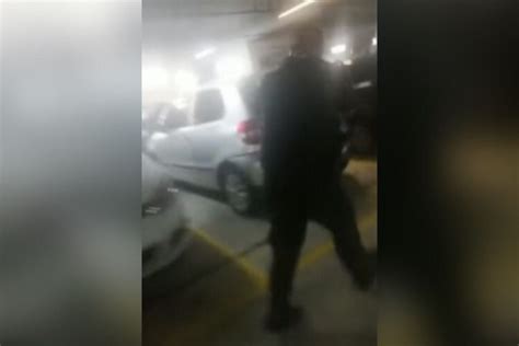 Vídeo bandido invade prédio no RJ e troca tiros a PM na garagem